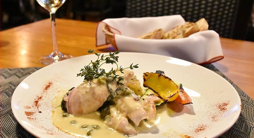 Pechuga de pollo rellena sobre salsa cremosa